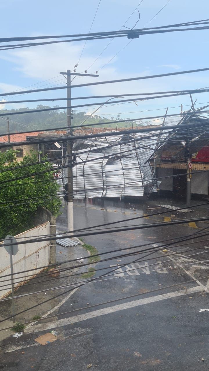 Chuva forte provoca queda de telhado e de árvores na Grande BH