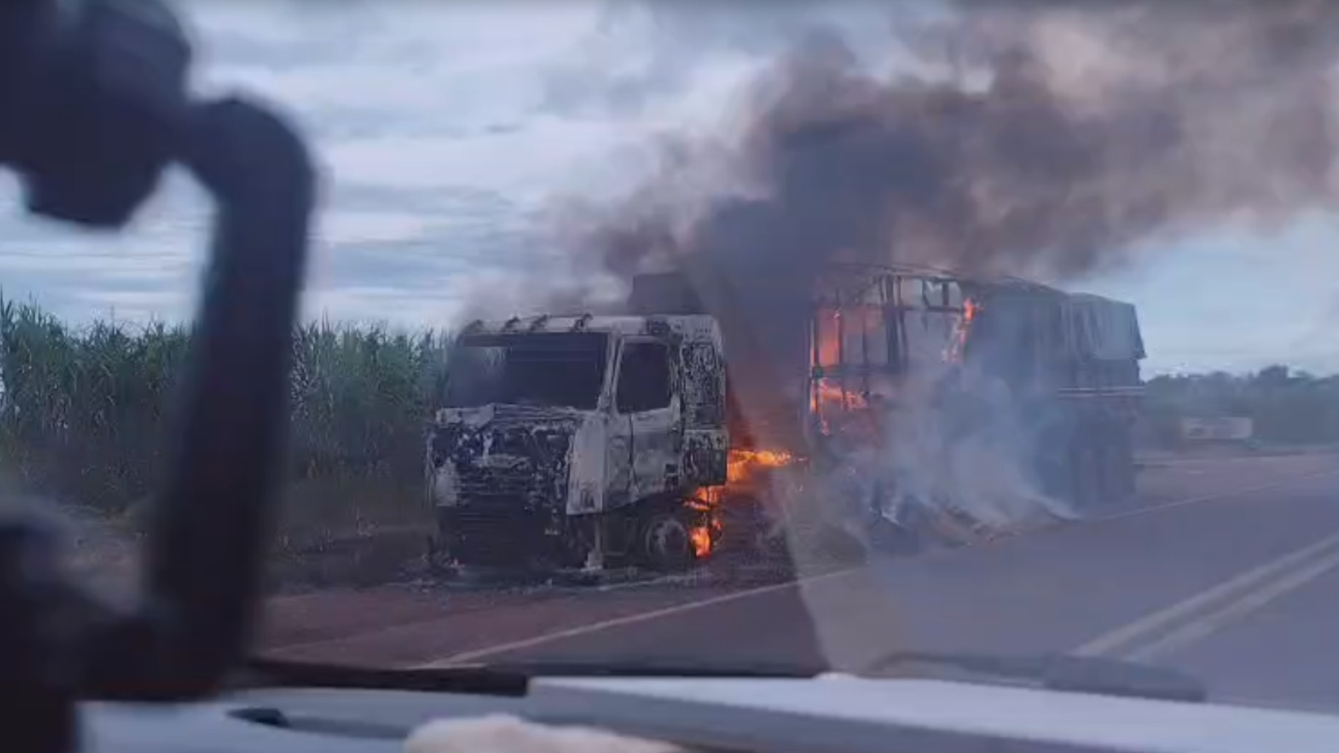 Caminhão carregado de soja pega fogo na BR-010, no Pará, e carga fica espalhada na pista