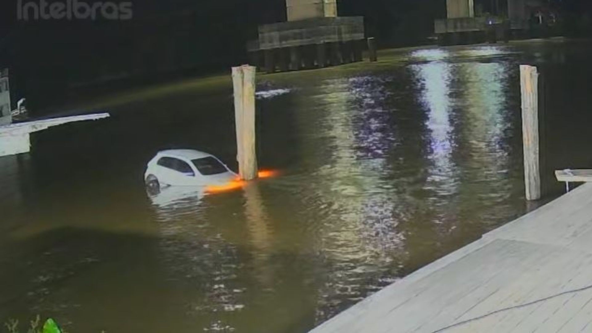 Carro cai no Rio Matapi e suspeita é de que veículo pertença a pessoa desaparecida no AP; VÍDEO 