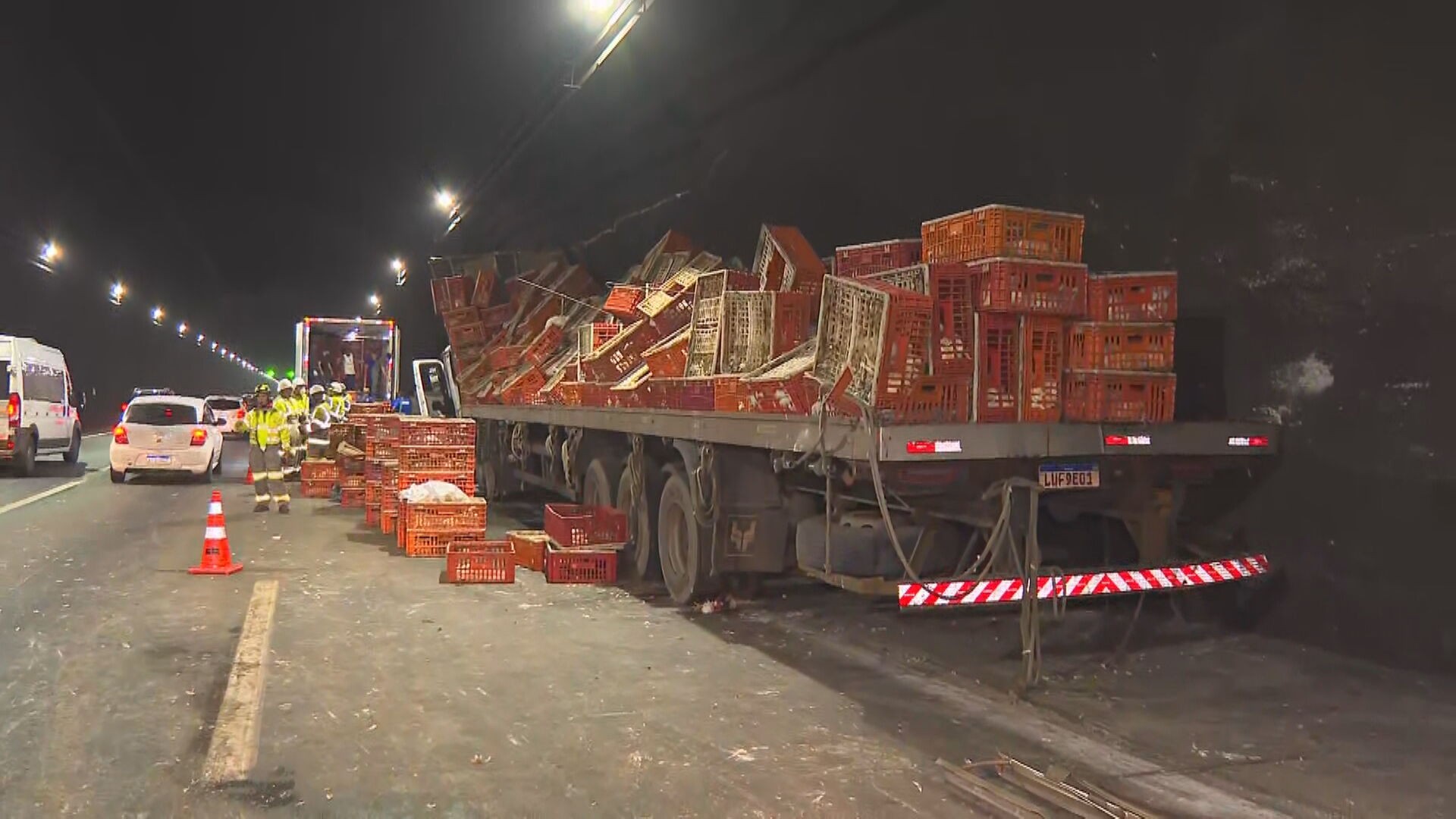 Caminhão com galinhas vivas tomba no Túnel da Covanca, na Linha Amarela