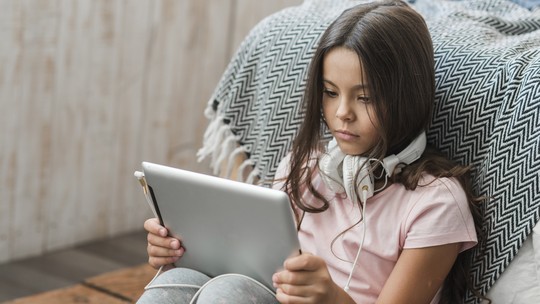Vídeo curto é pior que texto para aprender, mostra estudo - Experimento testou se universidades deveriam usar vídeos curtos para engajar os alunos. O resultado? Prejudica a performance e incentiva o raciocínio superficial.