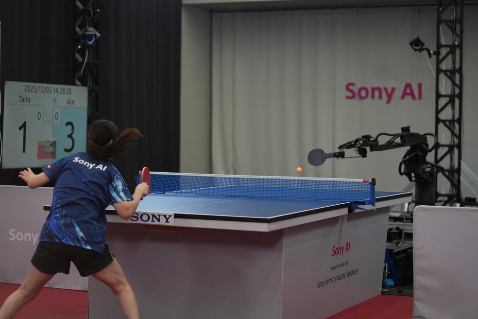 Rob&ocirc; Ace, da Sony AI, durante partida de t&ecirc;nis de mesa com atleta de alto n&iacute;vel &mdash; Foto: Sony AI/Divulga&ccedil;&atilde;o