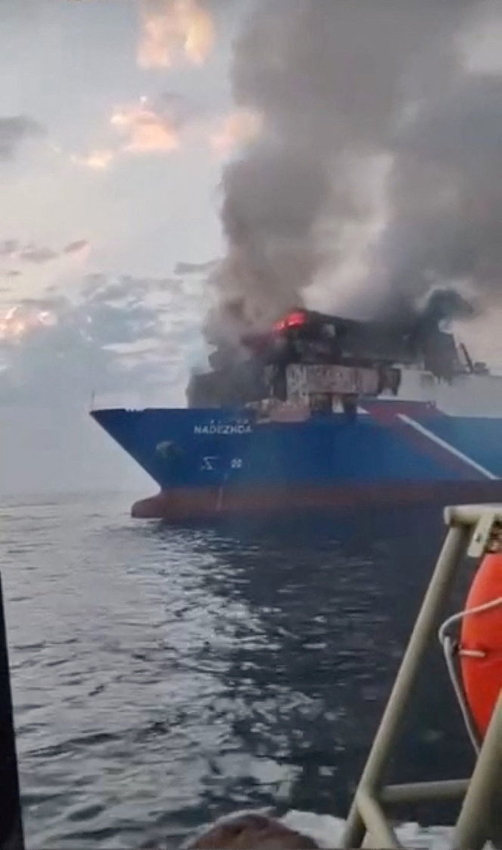 Fuma&ccedil;a sobe de um inc&ecirc;ndio no navio cargueiro Nadezhda ap&oacute;s ser atingido por um drone perto do porto russo de Novorossiysk, no Mar Negro &mdash; Foto: M&iacute;dia Social/via REUTERS