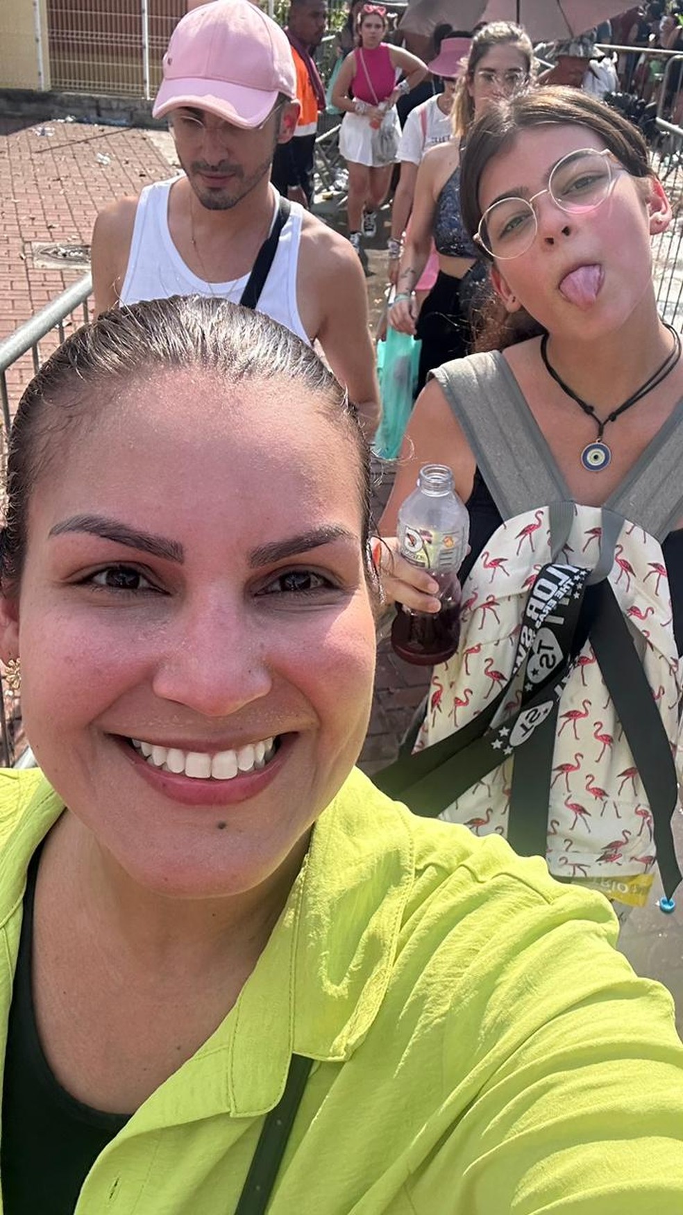 Momento em que m�e e filha entravam no est�dio para assistir o show � Foto: Cedida