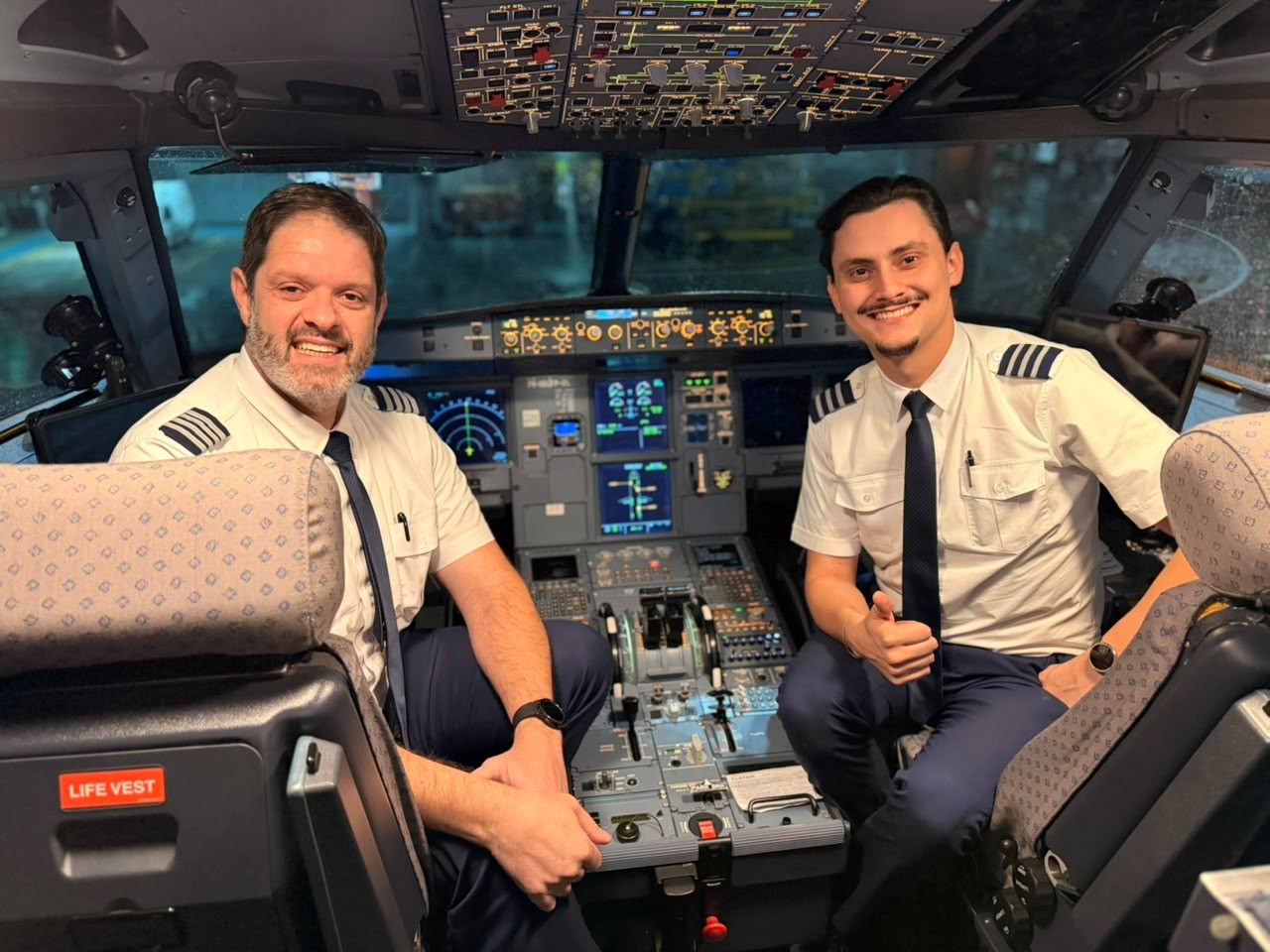 Irmãos pilotos comandam juntos voo comercial de SP a Buenos Aires pela 1ª vez no Dia do Irmão