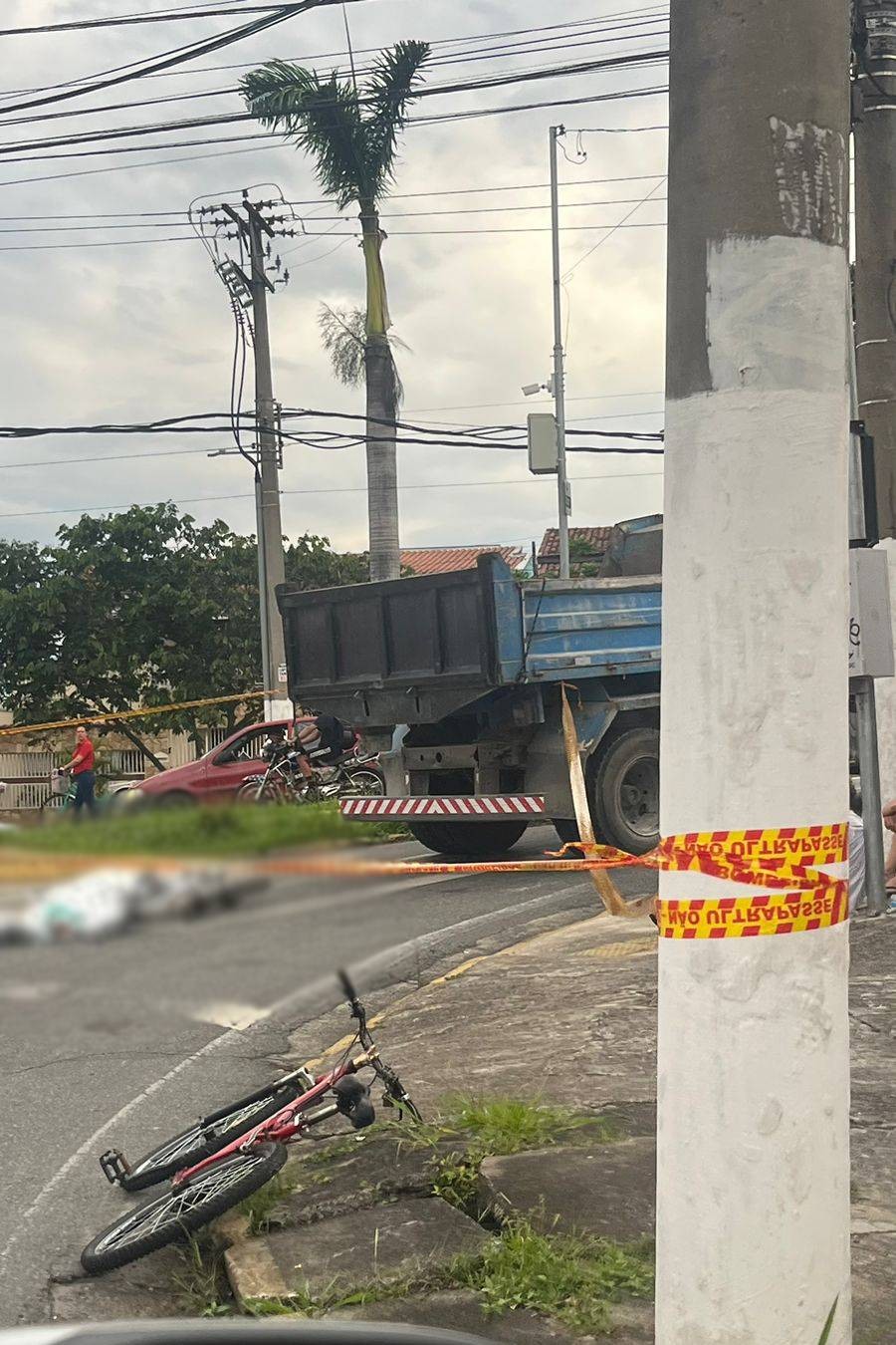 Ciclista de 53 anos morre atropelada por caminhão em Pindamonhangaba, SP