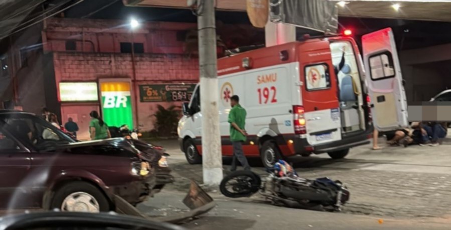 Acidente entre carro e moto deixa dois feridos em Volta Redonda