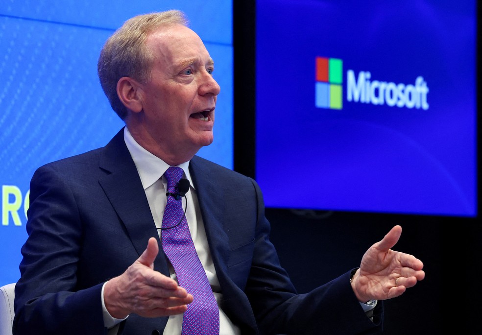 Vice-Presidente e presidente da Microsoft, Brad Smith, faz uma palestra principal em Bruxelas, Bélgica, em 30 de abril de 2025. — Foto: REUTERS/Yves Herman/Foto de arquivo