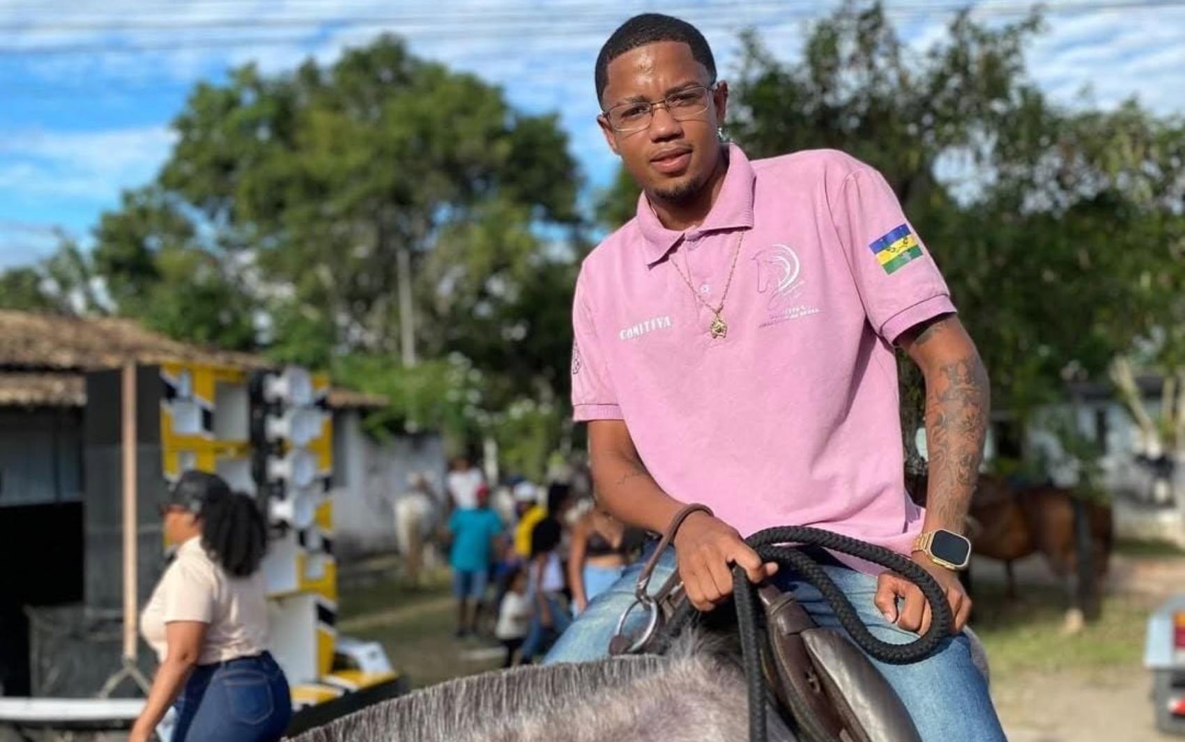 Jovem de 22 anos é morto a tiros durante cavalgada em cidade no interior da Bahia