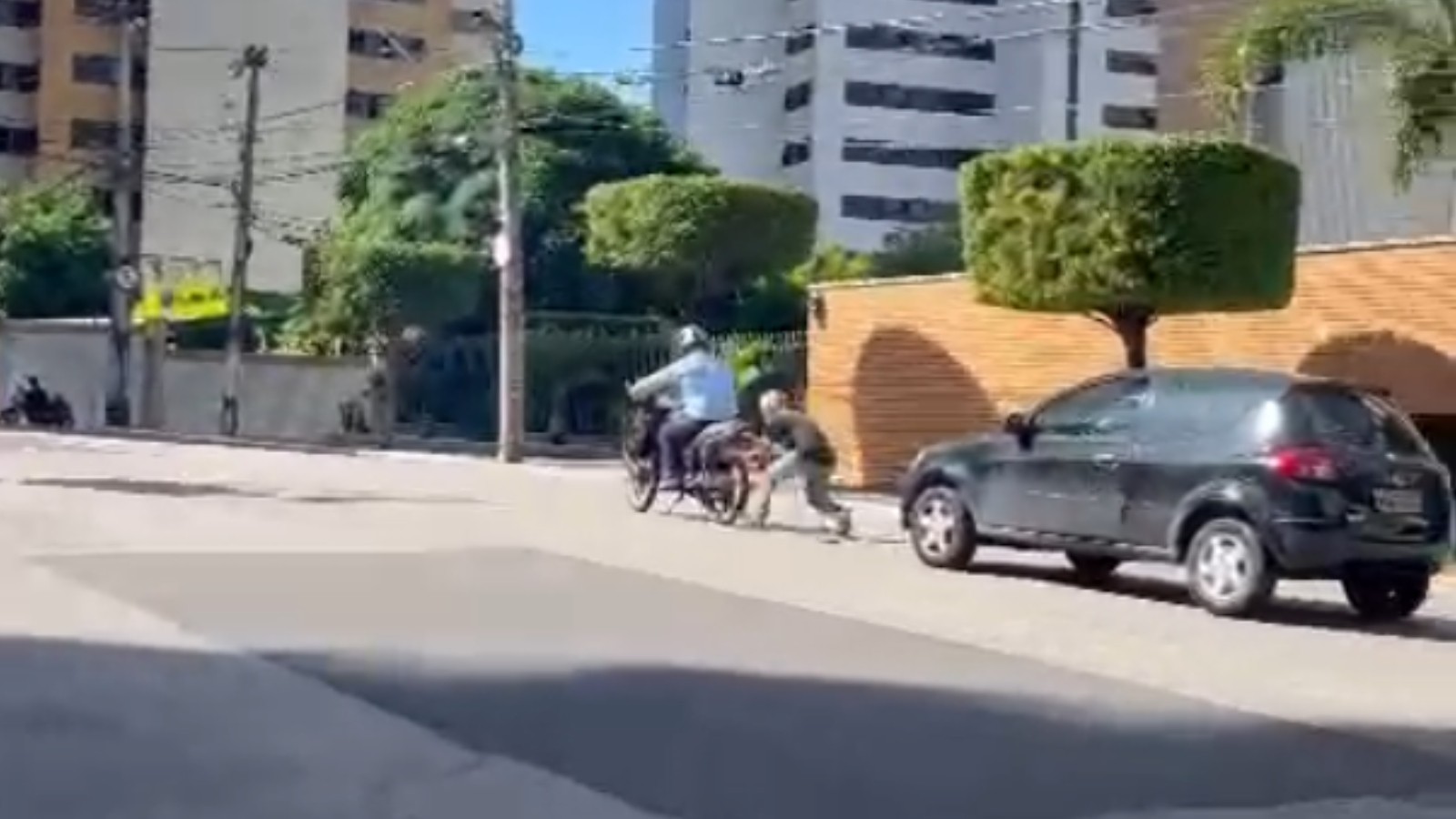 Motociclista joga capacete e quebra vidro de carro em briga no trânsito em Fortaleza; vídeo