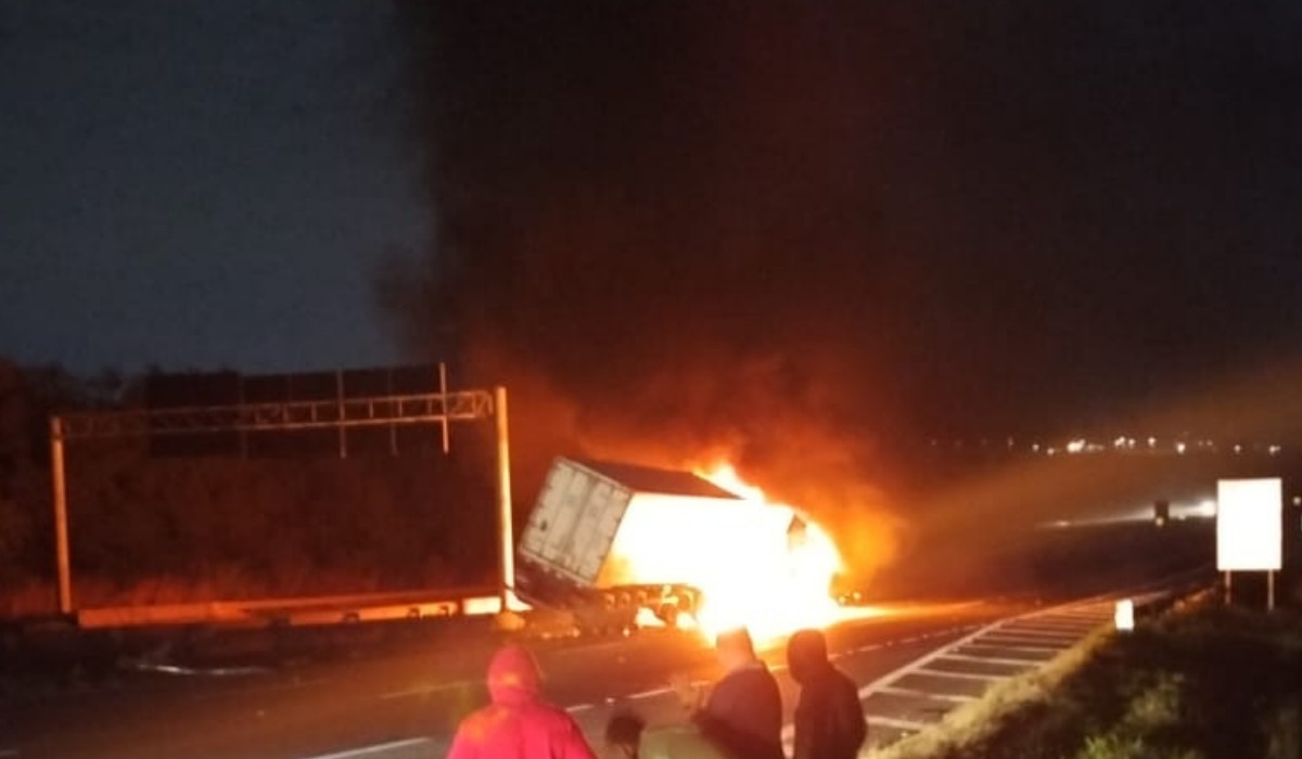 Carreta tomba e pega fogo após bater em defensa metálica na SP-340 em Campinas
