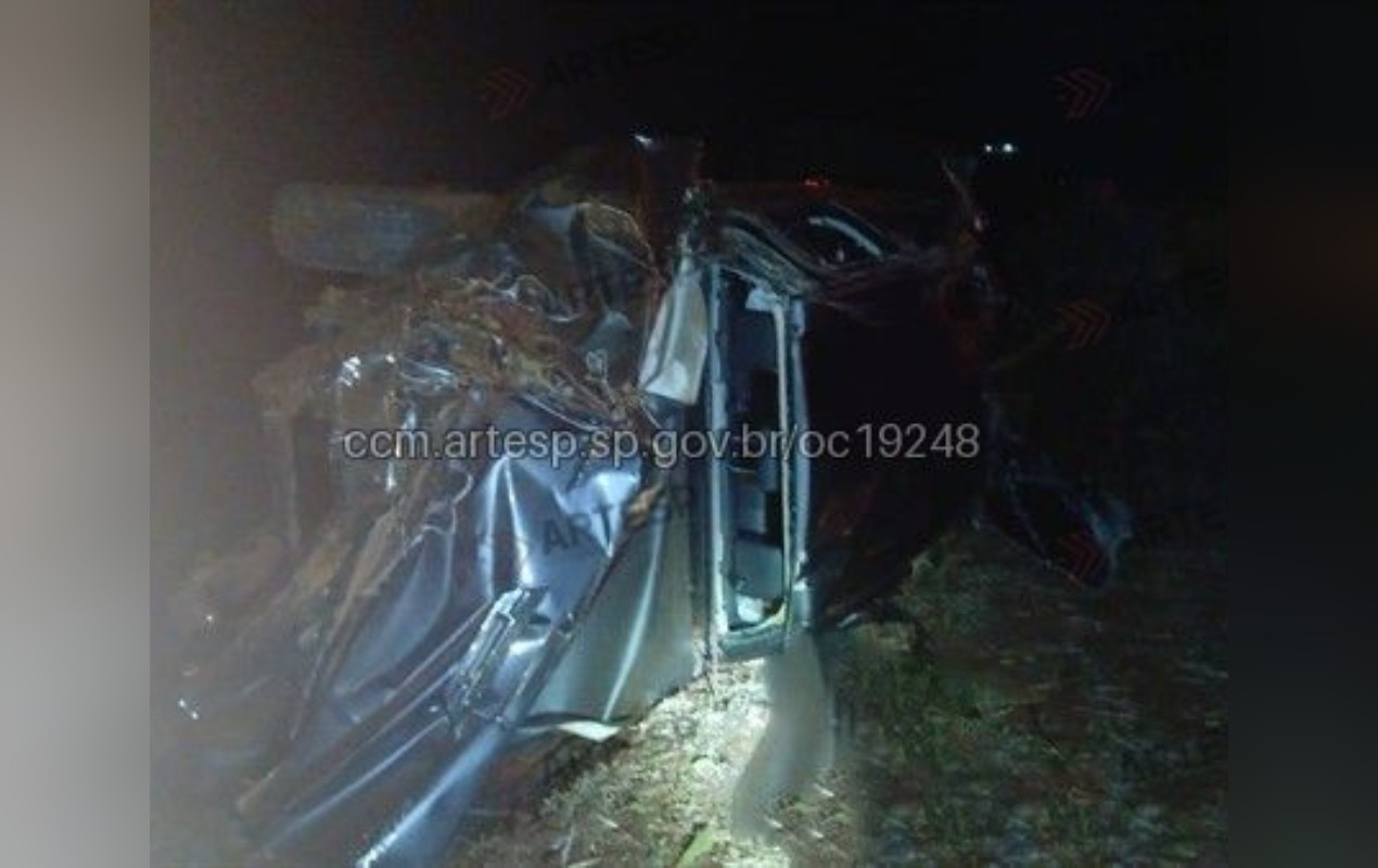 Motorista morre e carro fica destruído após capotamento na SP-255 em Itaí