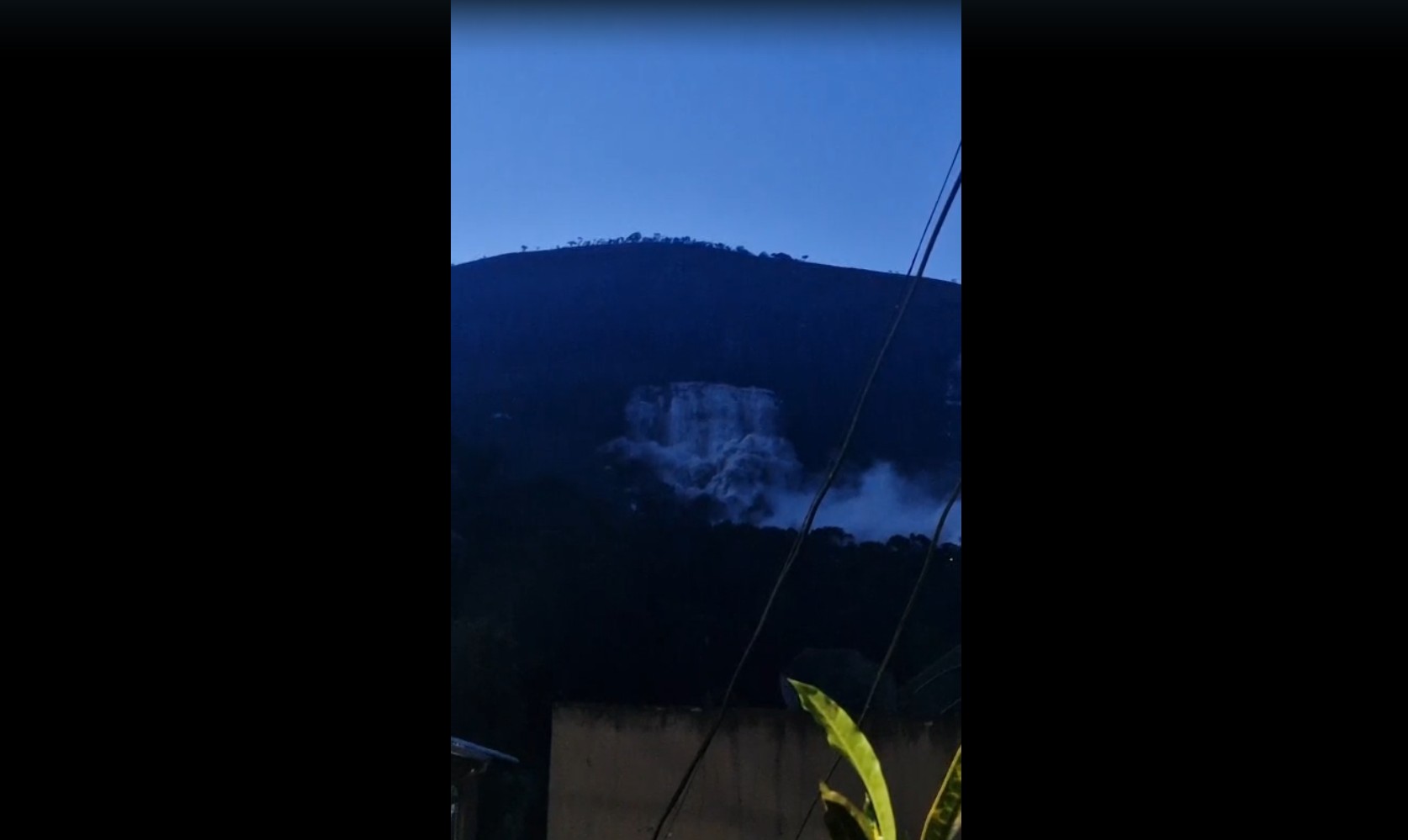 Vídeos mostram desplacamentos de rochas em Petrópolis, no RJ