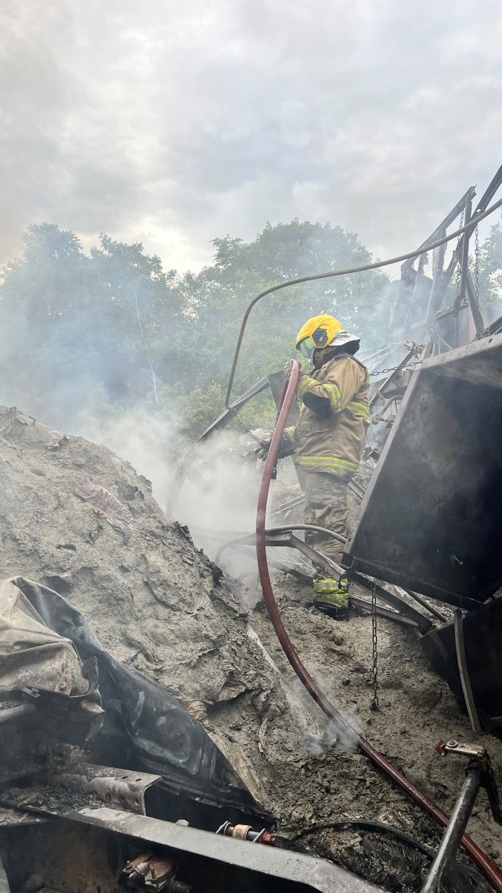 Bombeiros combate incêndio causado por acidente em RO — Foto: Reprodução/Redes Sociais