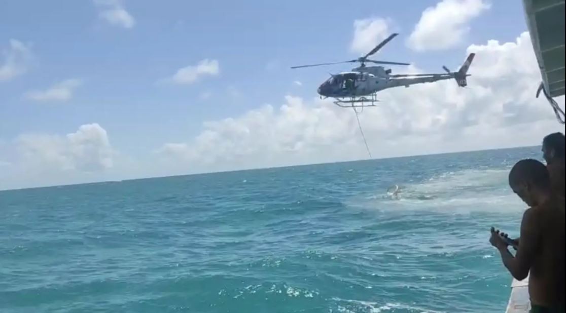Pescadores são resgatados por helicóptero após barco ficar três dias à deriva em alto mar no Pará  