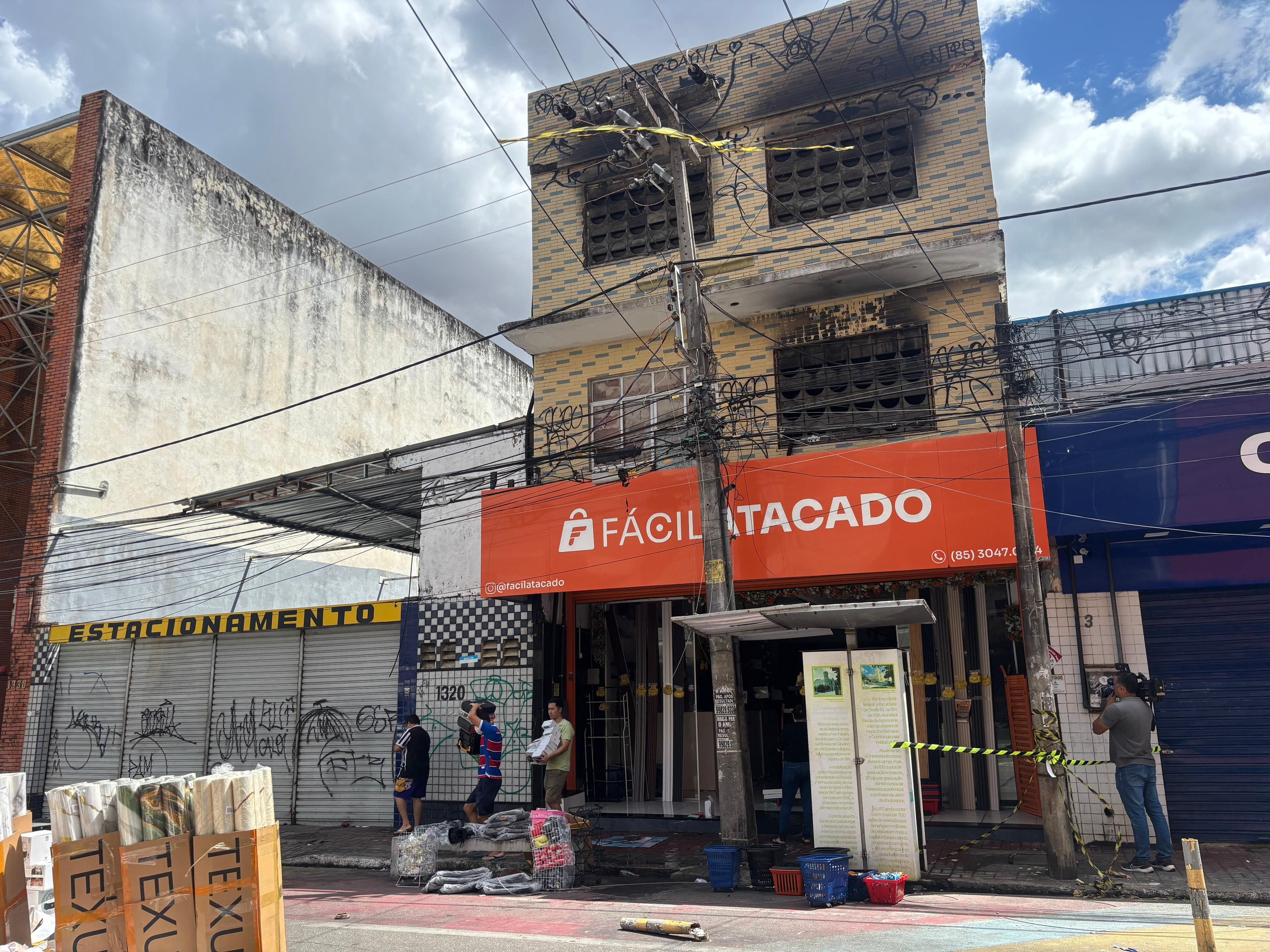 Vídeo: Loja de três andares é interditada após incêndio de mais de 12 horas, em Fortaleza