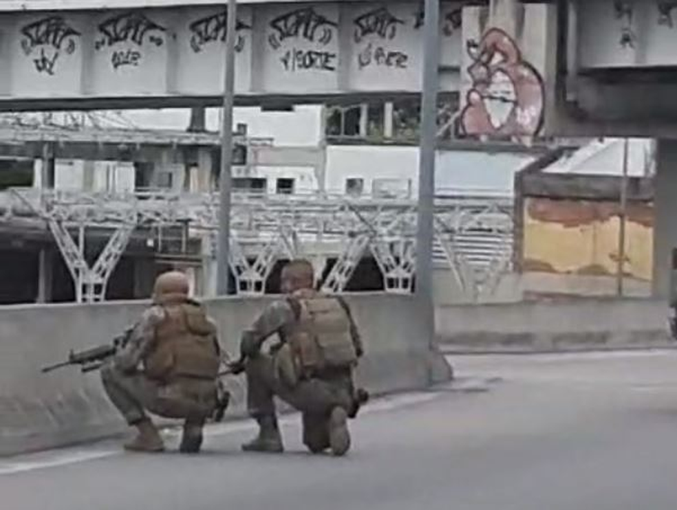 Policiais do Bope se posicionam em viaduto perto da Rodoviária — Foto: Gleison Baptista / TV Globo