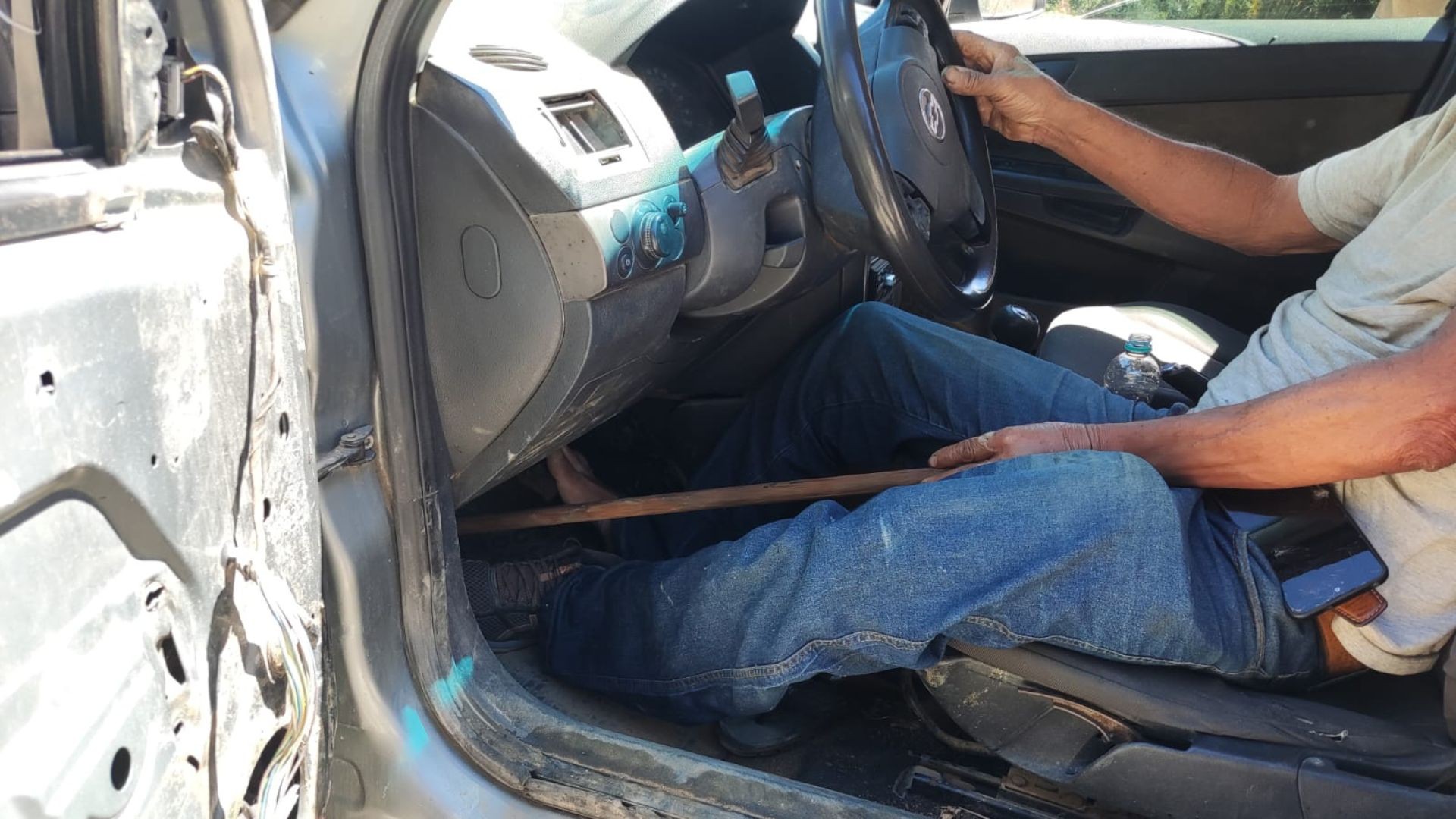 VÍDEO: motorista embriagado e com perna mecânica é flagrado com cabo de vassoura para acionar embreagem de carro, no ES