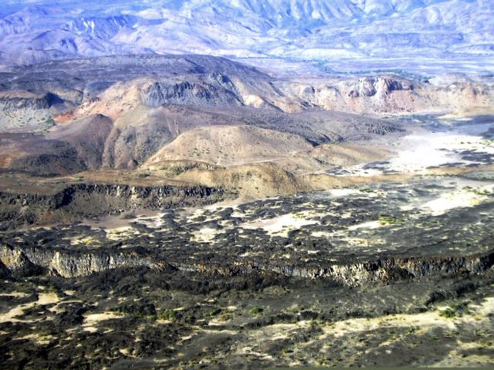 Fenda de 60 quilômetros de extensão na região de Afar, em uma das áreas mais inóspitas do planeta, aberta após 420 terremotos e atividade vulcânica em 2005. — Foto: PROF. J. R. ROWLAND, UNIVERSIDADE DE AUCKLAND via BBC