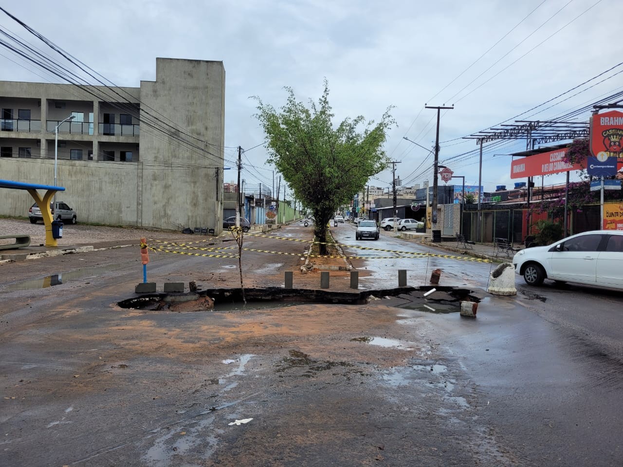 Cratera se abre na Avenida Abel Cabral após fortes chuvas na Grande Natal