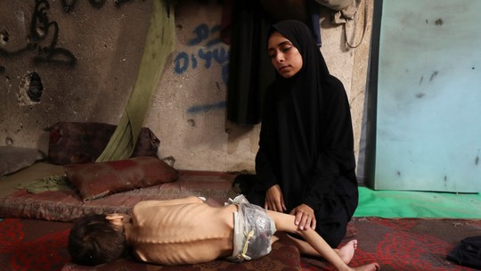Falta de alimentos, desnutrição grave e mortalidade elevada: fome em Gaza atinge fase 5, o pior em escala de órgão ligado a ONU; entenda - Organização das Nações Unidas para Alimentação e Agricultura afirma que situação no território palestino é de 'catástrofe humanitária' para pelo menos 500 mil dos cerca de 2 milhões de habitantes. Criticado por organismos internacionais, Israel voltou a permitir a entrada de alimentos por via aérea.