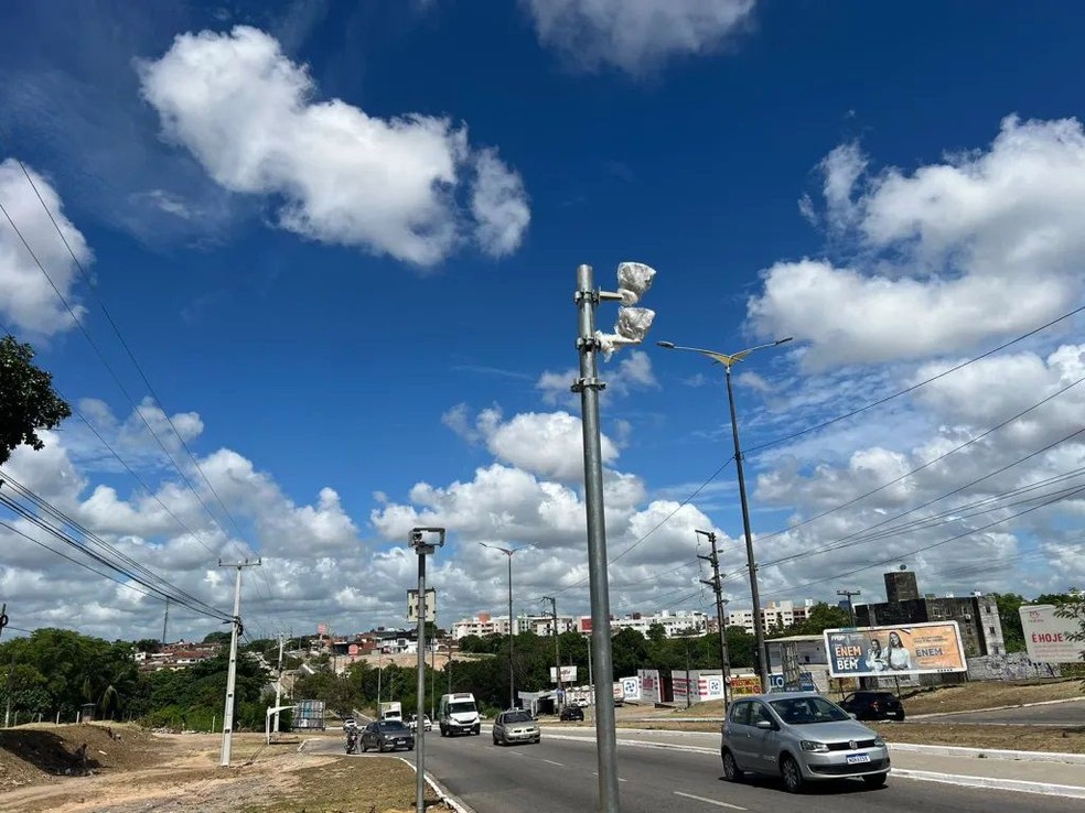 Equipamentos irão funcionar 24 horas para registrar os limites de velocidade e, entre 6h e 22h, o avanço do sinal vermelho e a parada sobre a faixa de pedestre — Foto: Divulgação/Semob
