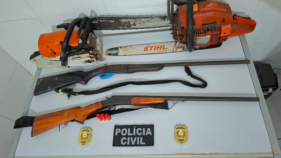 Motosserras e espingardas foram apreendidas durante a operação — Foto: Polícia Civil/Divulgação