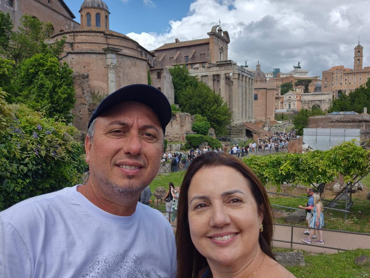 Casal do interior de SP celebra 25 anos de casados em Roma e é surpreendido com Habemus papam: ‘um grande presente’