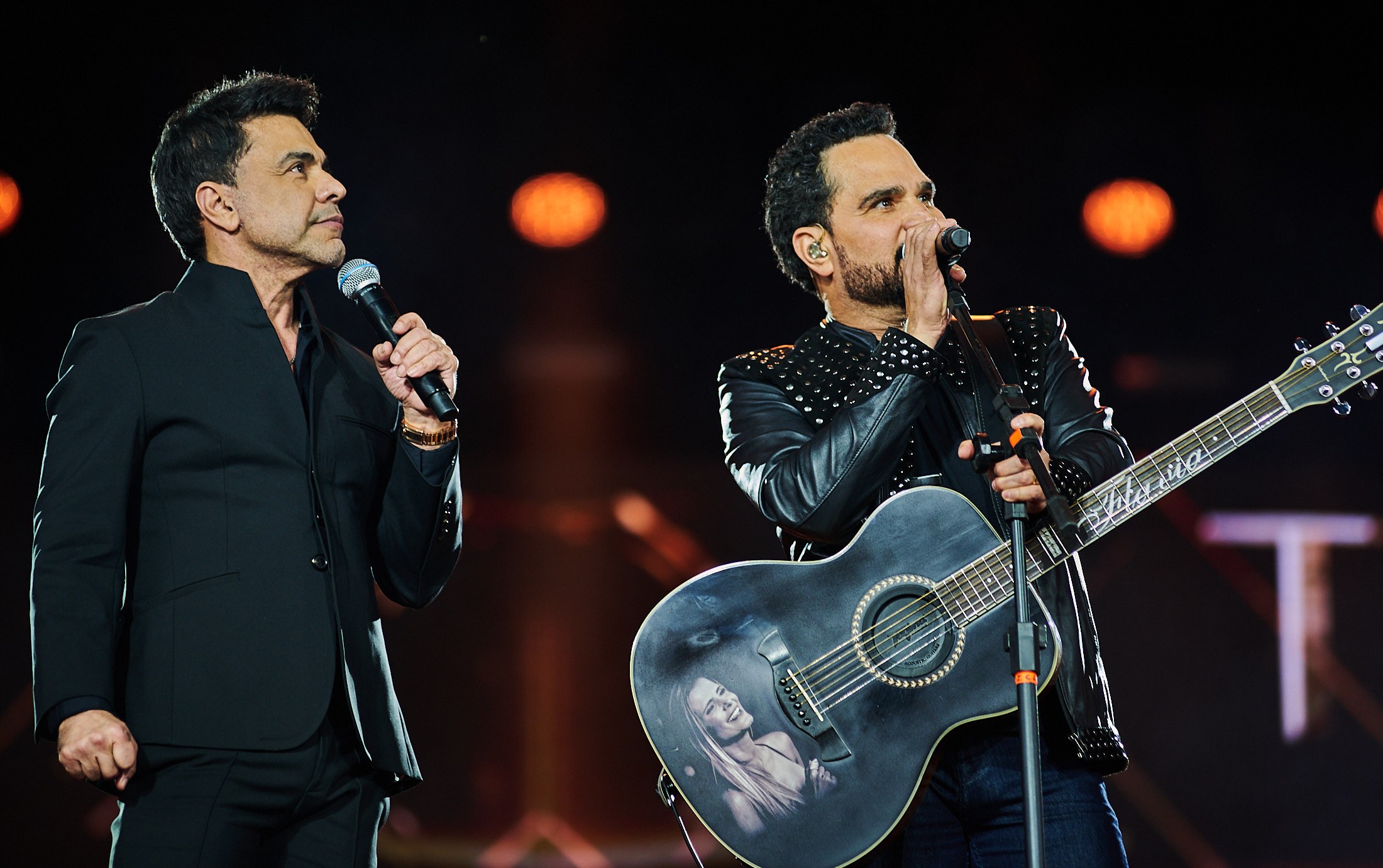 Sucessos de Zezé Di Camargo & Luciano fazem arena tremer na Festa do Peão de Barretos 