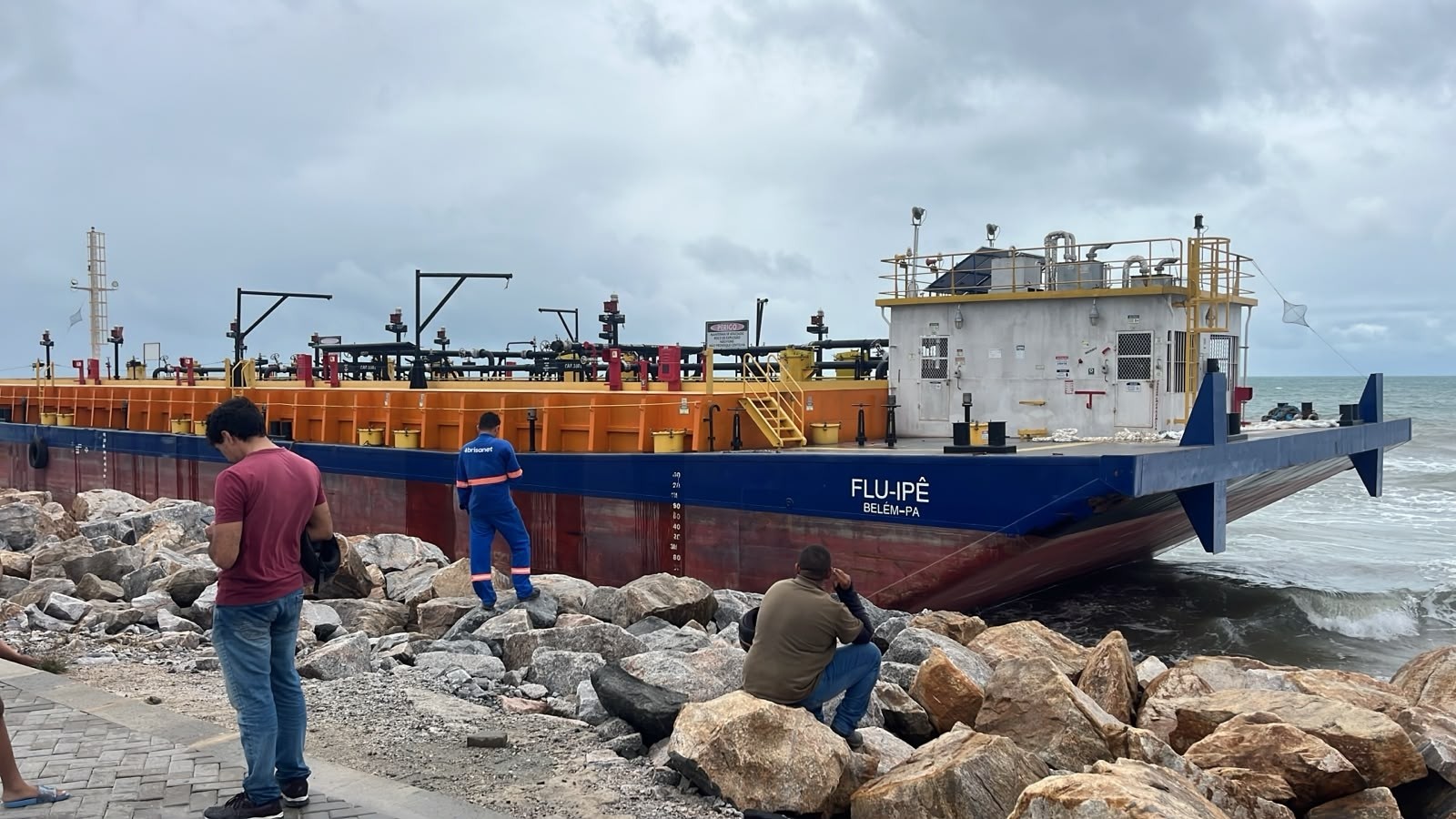 Balsa colide em espigão e encalha na praia do Icaraí, no litoral cearense