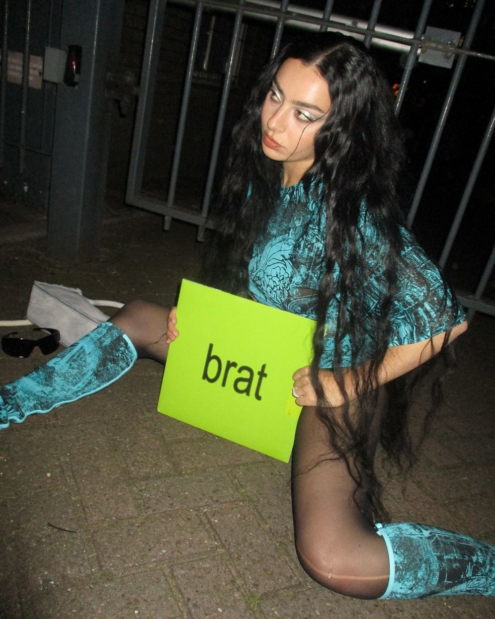 A cantora Charli XCX com seu álbum 'Brat' — Foto: Divulgação