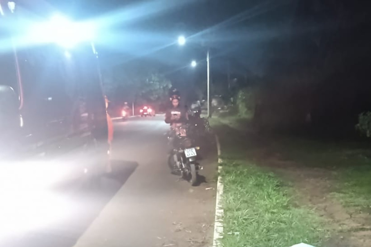 Motociclista perde controle ao olhar para trás para falar com amigo, bate em poste e morre em Campo Grande