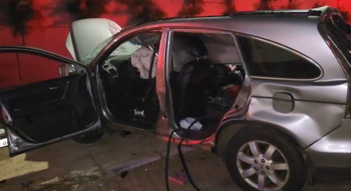 Carro despenca de cerca de 15 m de estacionamento de supermercado e cai em rodovia de Taboão da Serra