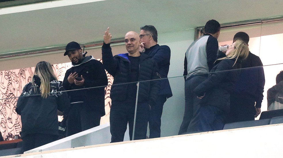 O ministro do Supremo Tribunal Federal (STF), Alexandre de Moraes, faz um gesto obsceno com o dedo mdio em camarote durante a partida de ida das oitavas de final da Copa do Brasil 2025 entre Corinthians e Palmeiras, realizada na Neo Qumica Arena, em So Paulo, na noite da quarta-feira, 30. Moraes compareceu ao estdio horas aps ser alvo da Lei Magnitsky, uma das principais sanes aplicadas pelo governo dos Estados Unidos. - Foto: Alex Silva/Estado Contedo