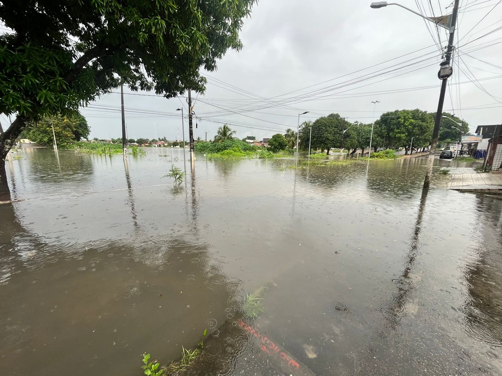 Lagoa de captação do conjunto Panatis transbordou, na Zona Norte de Natal — Foto: Vinícius Marinho/Inter TV Cabugi