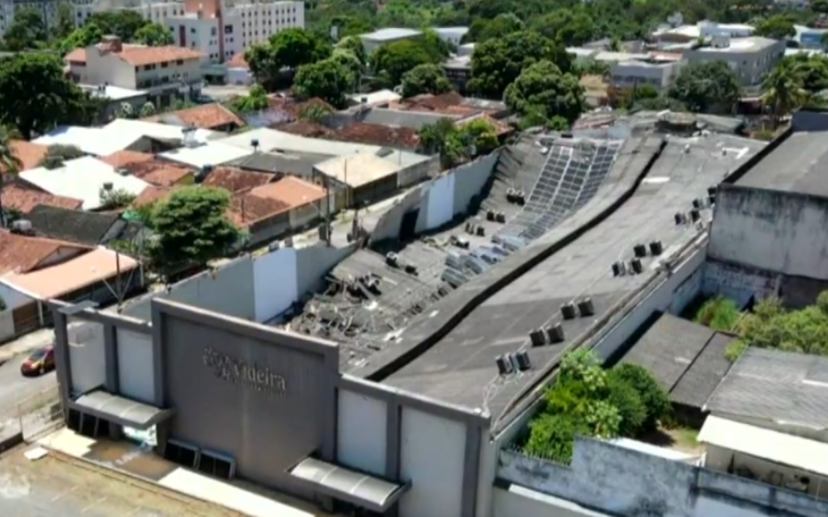 Veja antes e depois do teto de igreja que desabou em Goiânia