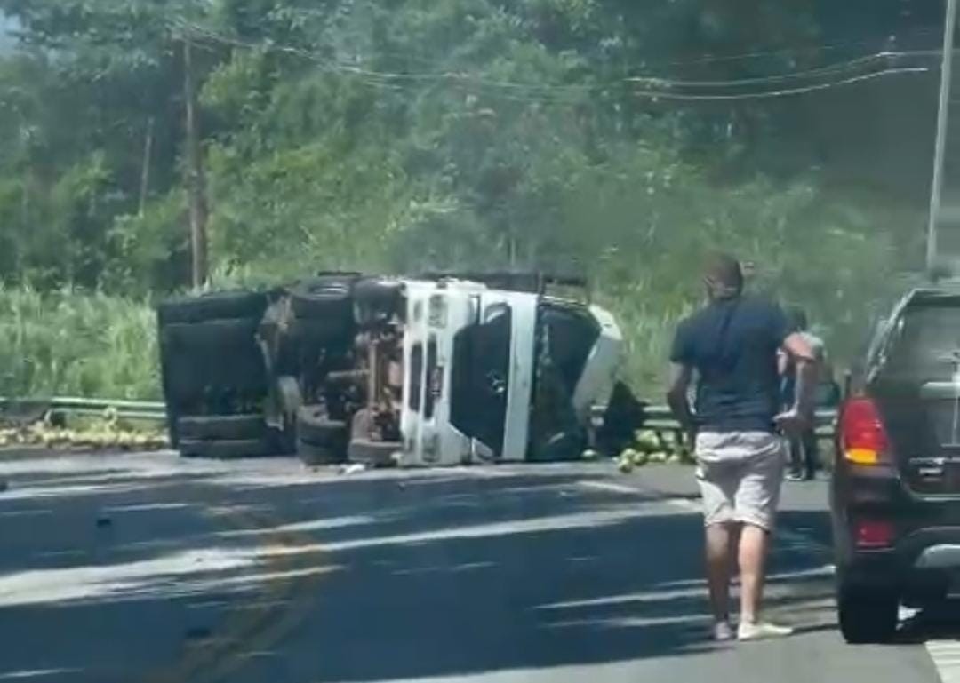 Tombamento de caminhão deixa uma pessoa ferida na BR-101, em Paraty