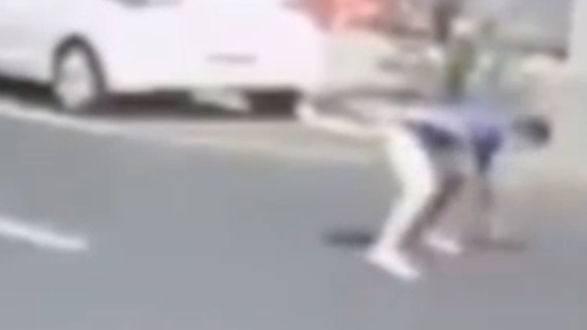 VÍDEO: Adolescente é atropelado ao tentar pegar objeto no meio da rua em Araguari