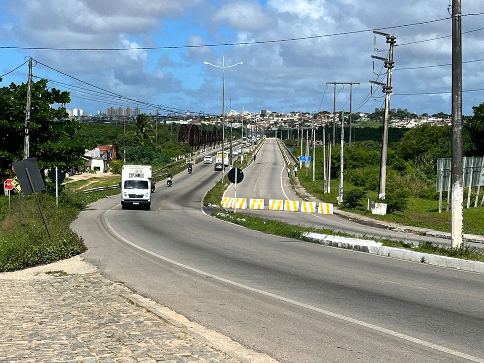 Ele empurrou o amigo de uma ponte para descobrir o seu passado!