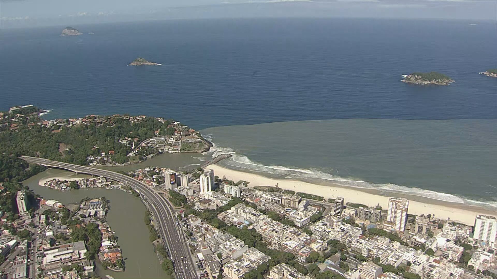 Mancha escura gigante tinge o mar da Barra da Tijuca; veja imagens