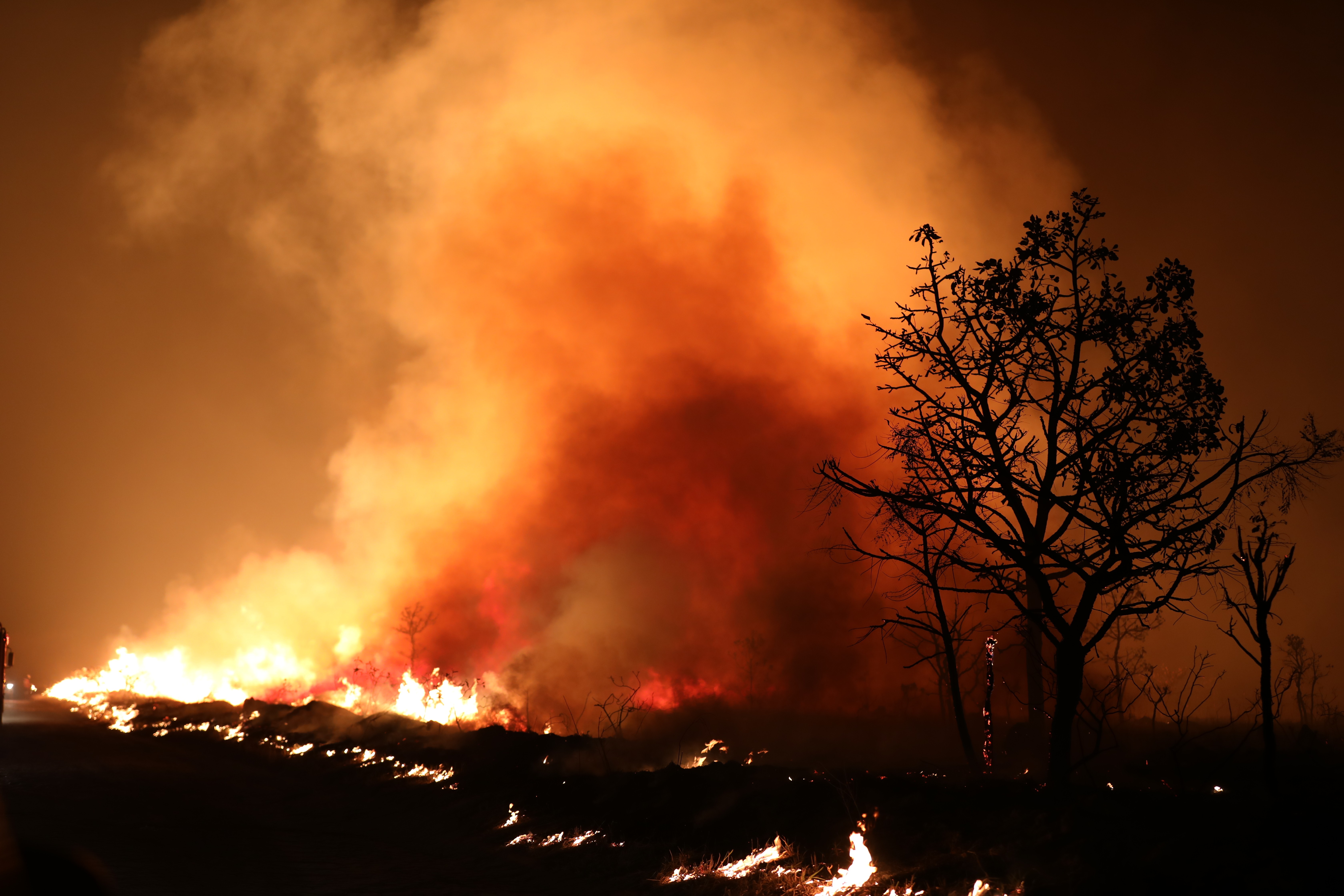 Às vésperas da reabertura, equipes combatem incêndio que dura cerca de 10 dias no Parque Nacional da Chapada dos Guimarães (MT)