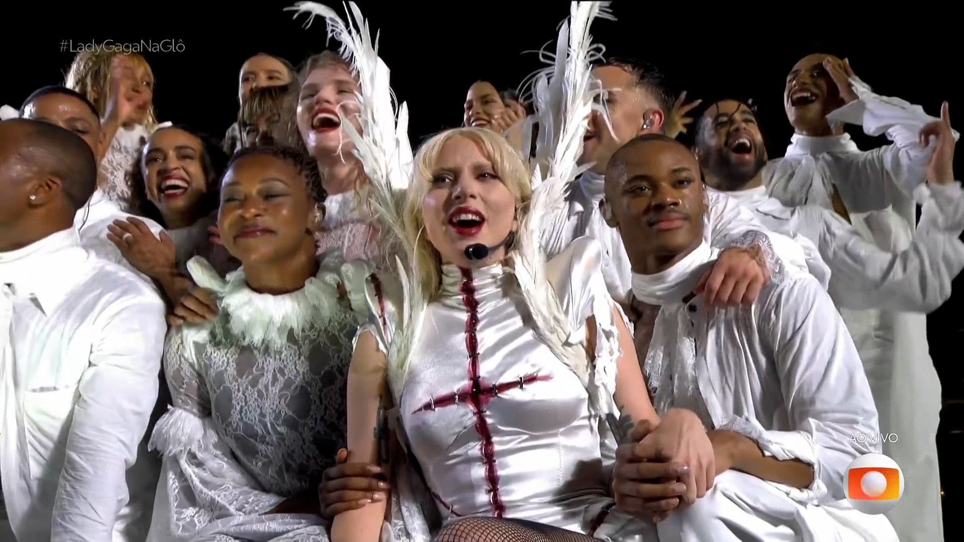 VÍDEOS: 'Born this way', 'Shallow', Lady Gaga emocionada e outros momentos do show em Copacabana