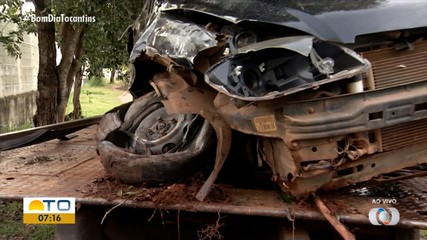 Motorista fica ferido após perder controle de carro e bater em muro de escola
