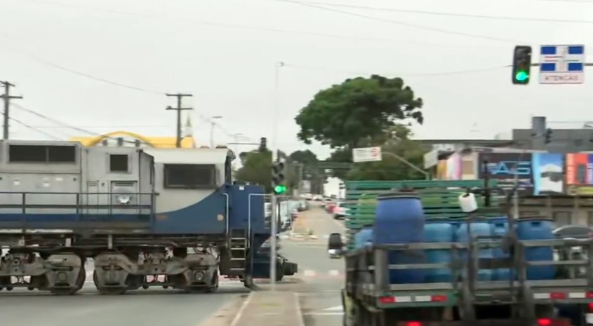 Vídeo: trem se aproxima de carros cruzando linha férrea logo após semáforo ficar verde para os veículos