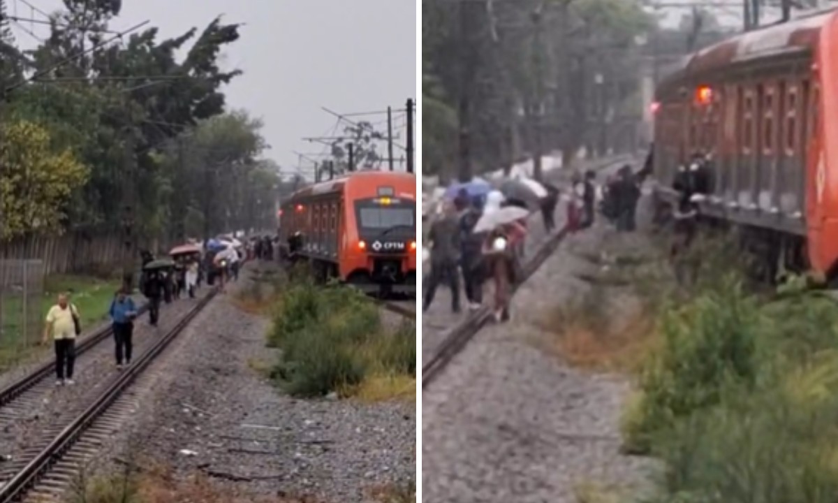 Passageiros caminham pelos trilhos após falha na rede elétrica da Linha 12-Safira