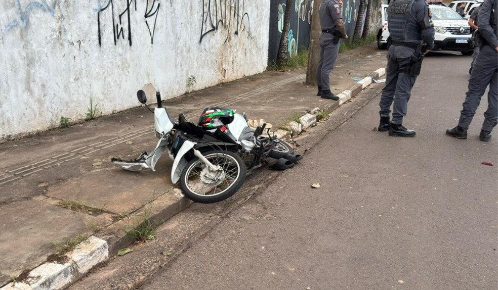 Ex-jogador do Marília morre após moto bater contra poste em Presidente Prudente — Foto: Aline Costa/TV TEM