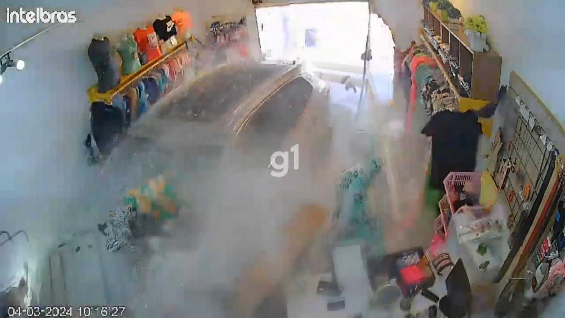 VÍDEO: Motorista perde controle do carro e invade loja de roupas em Curitiba