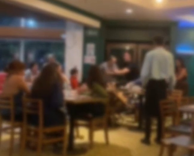 Briga entre ex-casal tem tapas, empurrões e criança agredindo mulher em restaurante