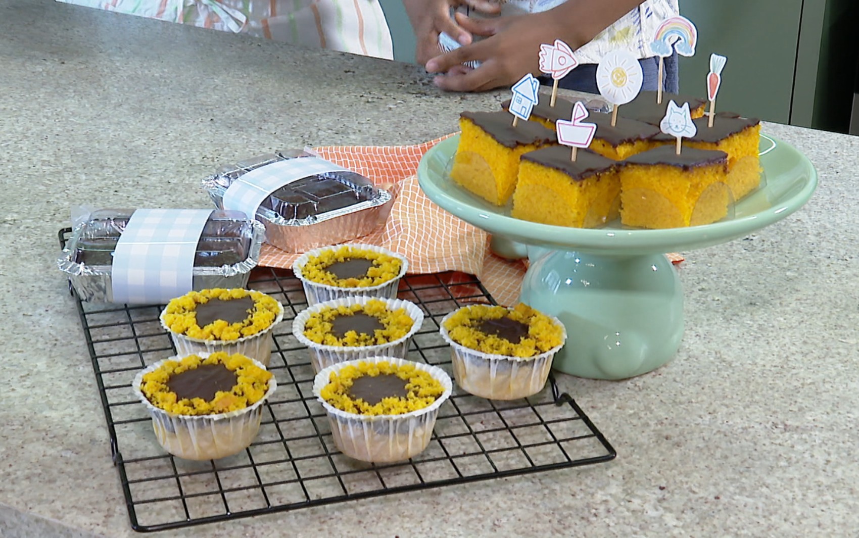 Barato da Cozinha: aprenda a fazer bolo de cenoura sem leite e sem glúten para o mês das Crianças