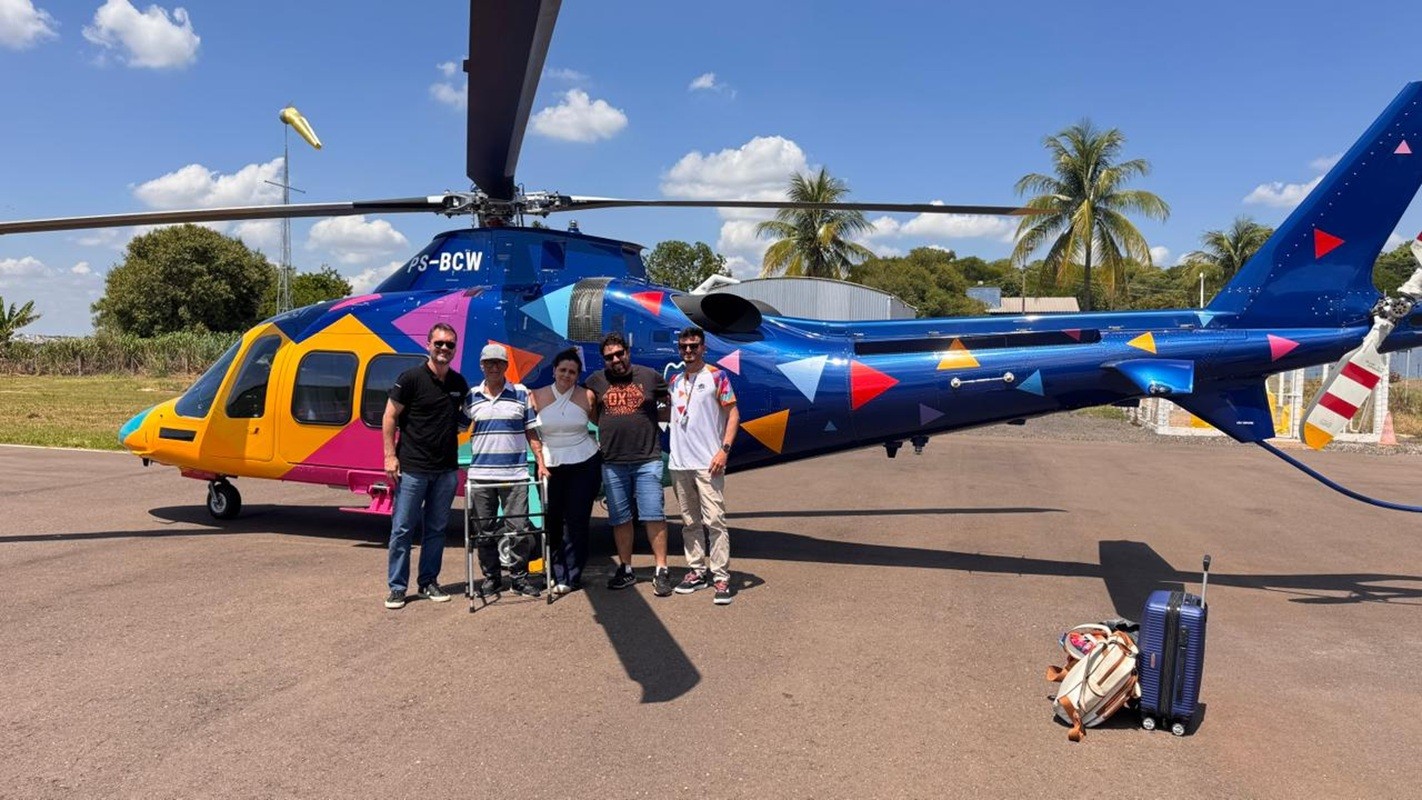 Família de piloto de moto que morreu após acidente em show com manobras radicais recebe homenagem ao ir ao Beto Carrero World
